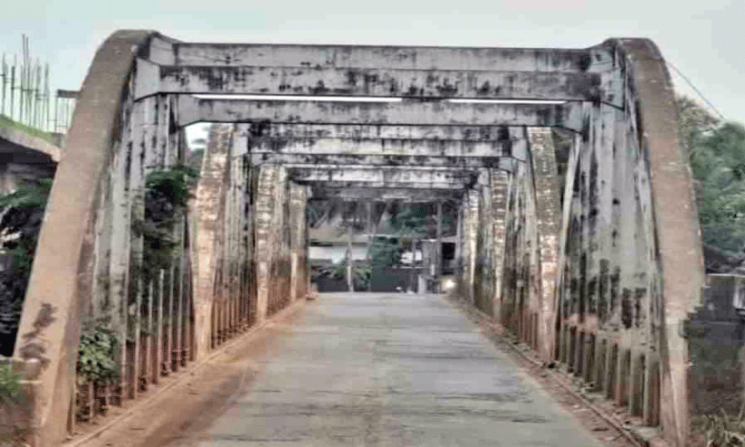 മൂ​രാ​ട് പ​ഴ​യ പാ​ലം