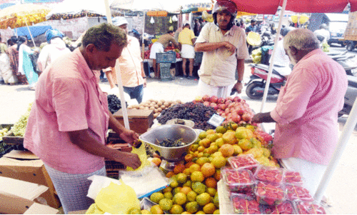 നോ​മ്പ് തു​ട​ങ്ങി​യ​തോ​ടെ ഉ​ഷാ​റാ​യി പ​ഴ​വി​പ​ണി