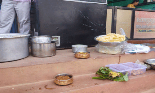 മാനന്തവാടിയിൽ പഴകിയ ഭക്ഷണം പിടികൂടി; ഹോട്ടലുകൾ പൂട്ടിക്കാത്തതിൽ പ്രതിഷേധവുമായി നാട്ടുകാർ