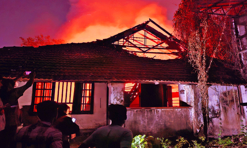 പൂട്ടിക്കിടക്കുന്ന കോംട്രസ്റ്റിൽ വൻതീപിടിത്തം പൂട്ടിക്കിടക്കുന്ന കോംട്രസ്റ്റിൽ വൻതീപിടിത്തം