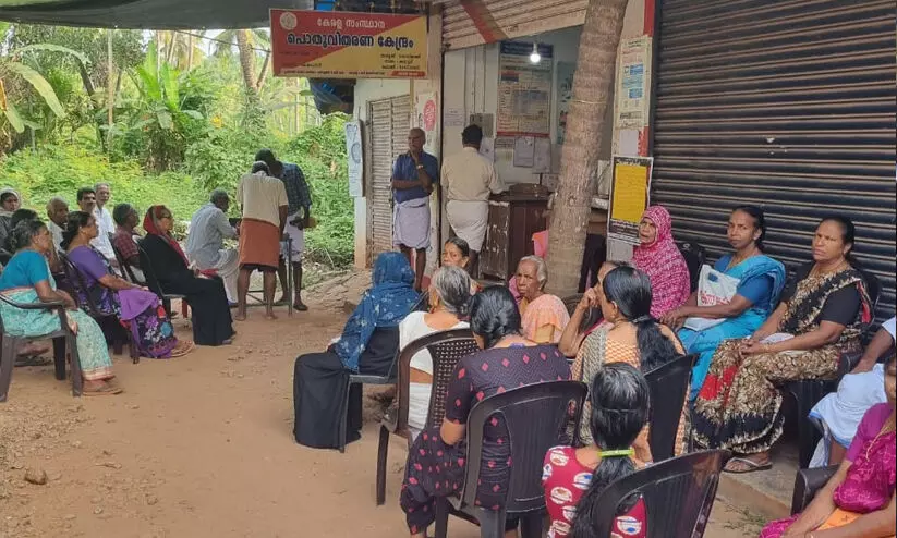 റേഷൻ മസ്റ്ററിങ് മുടങ്ങി; താൽക്കാലികമായി നിർത്തിവെച്ചതായി മന്ത്രി റേഷൻ മസ്റ്ററിങ് മുടങ്ങി; താൽക്കാലികമായി നിർത്തിവെച്ചതായി മന്ത്രി
