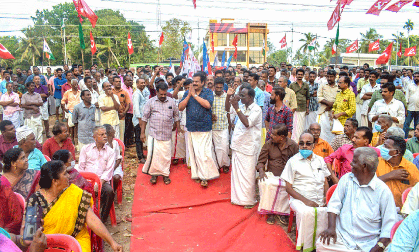 ചൂടോടെ പോര്​ മുറുകുന്നു