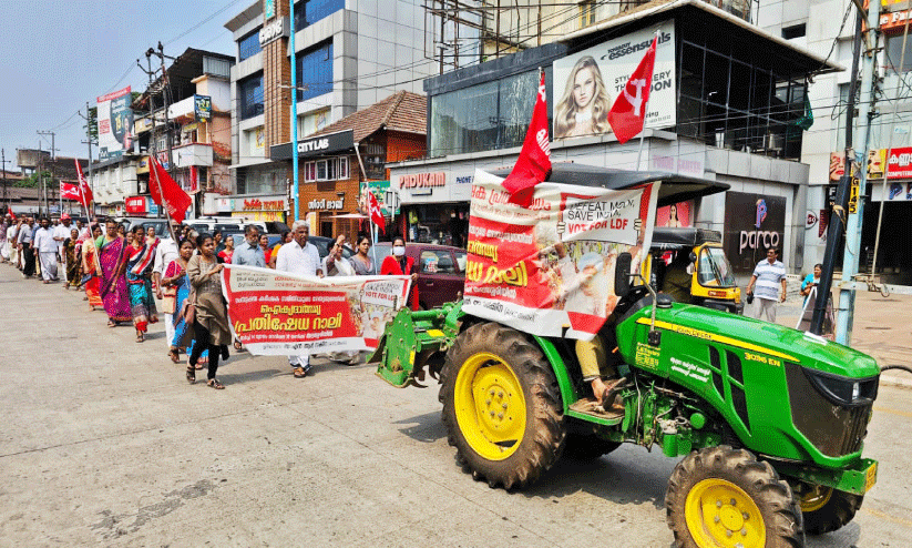 ട്രാക്ടർ റാലിയുമായി കർഷകർ