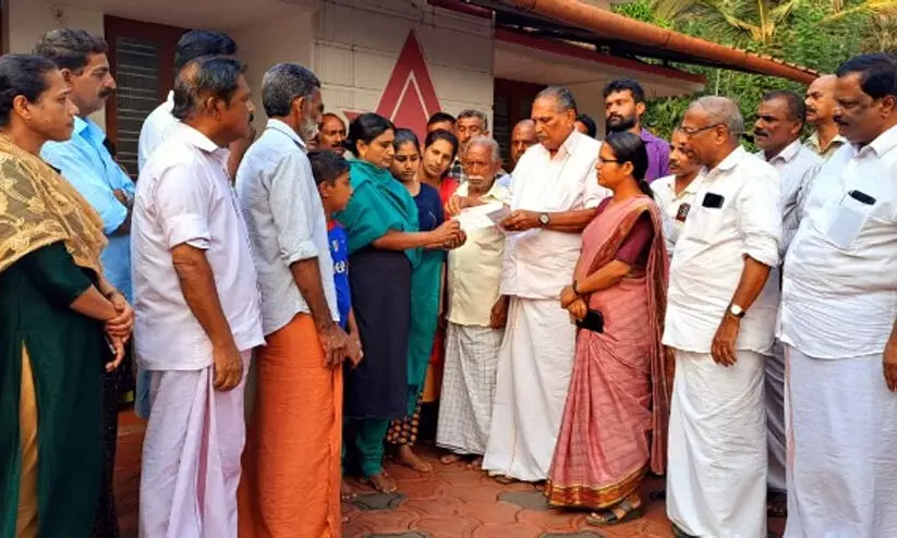 കാട്ടാന ആക്രമണത്തിൽ കൊല്ലപ്പെട്ട അജീഷിന്റെ കുടുംബത്തിന് കെ.പി.സി.സിയുടെ 15 ലക്ഷം കൈമാറി കാട്ടാന ആക്രമണത്തിൽ കൊല്ലപ്പെട്ട അജീഷിന്റെ കുടുംബത്തിന് കെ.പി.സി.സിയുടെ 15 ലക്ഷം കൈമാറി