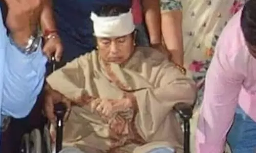 മമതയുടെ വീഴ്ചക്ക് കാരണം ‘പിന്നിൽനിന്നുള്ള തള്ളൽ’ ആകാമെന്ന് ഡോക്ടർ; നെറ്റിയിലും മൂക്കിനും നാല് തുന്നൽ, ഡിസ്ചാർജ് ആയി മമതയുടെ വീഴ്ചക്ക് കാരണം ‘പിന്നിൽനിന്നുള്ള തള്ളൽ’ ആകാമെന്ന് ഡോക്ടർ; നെറ്റിയിലും മൂക്കിനും നാല് തുന്നൽ, ഡിസ്ചാർജ് ആയി