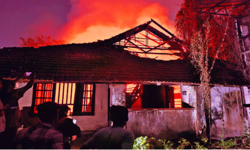 പൂട്ടിക്കിടക്കുന്ന കോംട്രസ്റ്റിൽ വൻതീപിടിത്തം