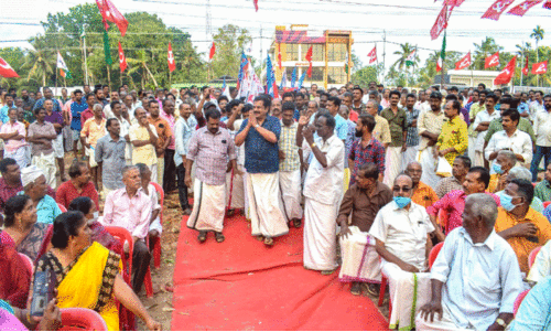 ചൂടോടെ പോര് മുറുകുന്നു ചൂടോടെ പോര് മുറുകുന്നു