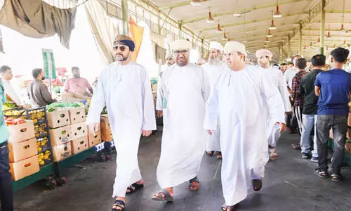 റ​മ​ദാ​നി​ലെ കാ​ർ​ഷി​കോ​ൽ​പന്ന​ങ്ങ​ളു​ടെ ല​ഭ്യ​ത: മ​വേ​ല ​സെ​ൻ​ട്ര​ൽ മാ​ർ​ക്ക​റ്റി​ൽ പ​രി​ശോ​ധ​ന​യു​മാ​യി ഉ​ദ്യോ​ഗ​സ്ഥ സം​ഘം