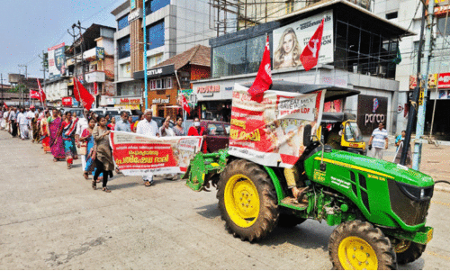 ട്രാക്ടർ റാലിയുമായി കർഷകർ