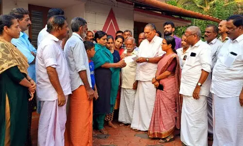 കാട്ടാന ആക്രമണത്തിൽ കൊല്ലപ്പെട്ട അജീഷിന്‍റെ കുടുംബത്തിന് കെ.പി.സി.സിയുടെ 15 ലക്ഷം കൈമാറി