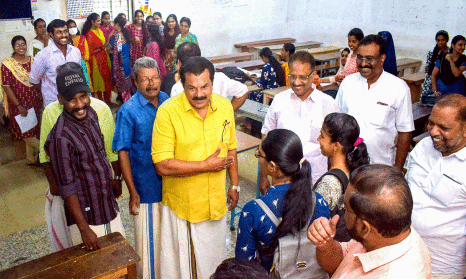 വിദ്യാർഥികളും തൊഴിലാളികളും മുകേഷിന് സ്വീകരണം നൽകി