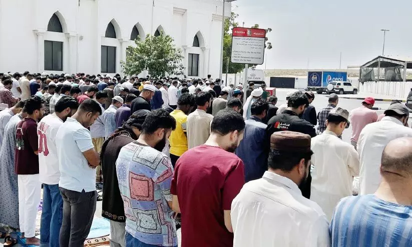 ആ​ത്മ​നി​ർ​വൃ​തി​യി​ൽ ആ​ദ്യ വെ​ള്ളി: റ​മ​ദാ​ൻ ആ​ദ്യ ജു​മു​അ​യി​ൽ പ​ള്ളി​ക​ൾ നി​റ​ഞ്ഞു​ക​വി​ഞ്ഞു