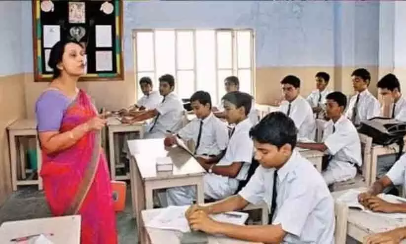 Maharashtra govt issues dress code for teachers