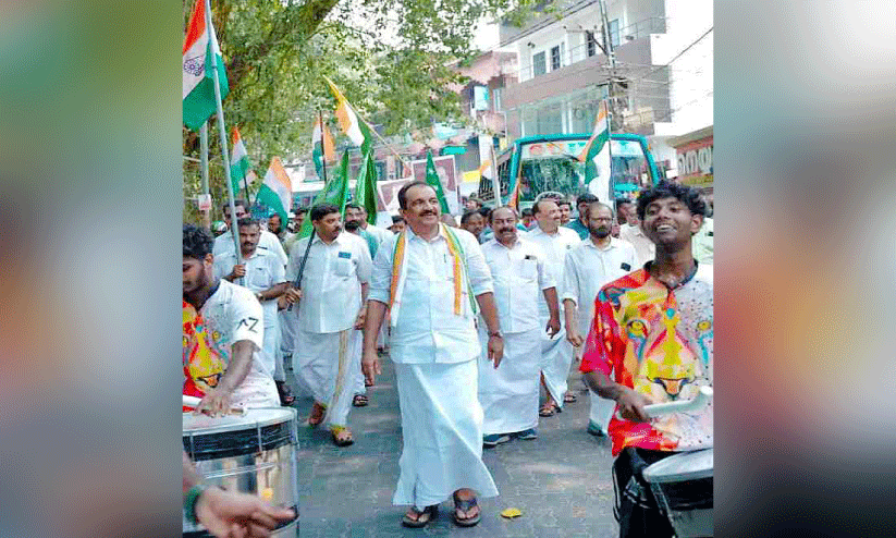ചൂടുപിടിച്ച് വോട്ടോട്ടം ചൂടുപിടിച്ച് വോട്ടോട്ടം