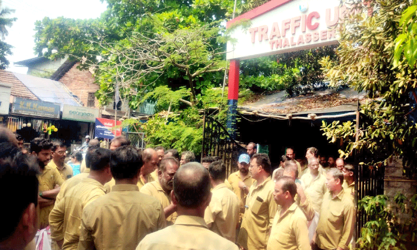 ഓട്ടോകൾക്ക് പിഴ; പ്രതിഷേധവുമായി ഡ്രൈവർമാർ ഓട്ടോകൾക്ക് പിഴ; പ്രതിഷേധവുമായി ഡ്രൈവർമാർ