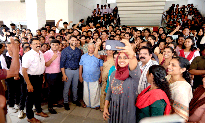 ജന്മനാട്ടിൽ വോട്ടുതേടി ജയരാജൻ ജന്മനാട്ടിൽ വോട്ടുതേടി ജയരാജൻ