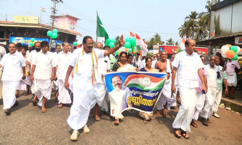 റോഡിൽ തിളങ്ങി സ്ഥാനാർഥികൾ റോഡിൽ തിളങ്ങി സ്ഥാനാർഥികൾ