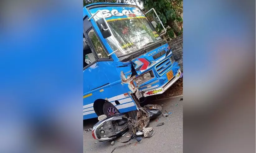 ബസും ബൈക്കും കൂട്ടിയിടിച്ച് വിദ്യാർഥികൾക്ക് ഗുരുതര പരിക്ക് ബസും ബൈക്കും കൂട്ടിയിടിച്ച് വിദ്യാർഥികൾക്ക് ഗുരുതര പരിക്ക്