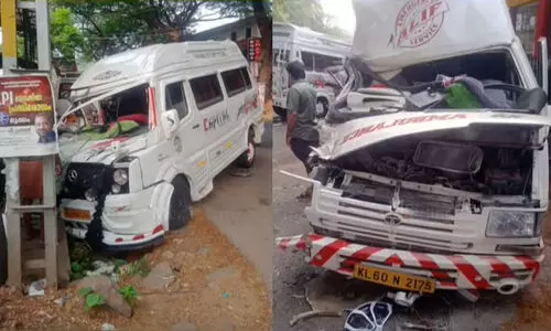 കോഴിക്കോട് ആംബുലൻസും ട്രാവലറും കൂട്ടിയിടിച്ച് അപകടം