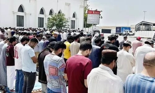 ആ​ത്മ​നി​ർ​വൃ​തി​യി​ൽ ആ​ദ്യ വെ​ള്ളി: റ​മ​ദാ​ൻ ആ​ദ്യ ജു​മു​അ​യി​ൽ പ​ള്ളി​ക​ൾ നി​റ​ഞ്ഞു​ക​വി​ഞ്ഞു