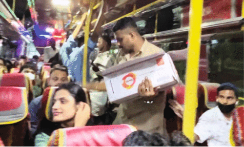 ‘ഇ​ൻ​ഷാ​സി​’ൽ ഒ​രു ഇ​ഫ്താ​ർ ട്രി​പ്പ്; നോ​മ്പ് തു​റ​ക്കാ​ൻ വി​രു​ന്നൊ​രു​ക്കി സ്വ​കാ​ര്യ ബ​സ്