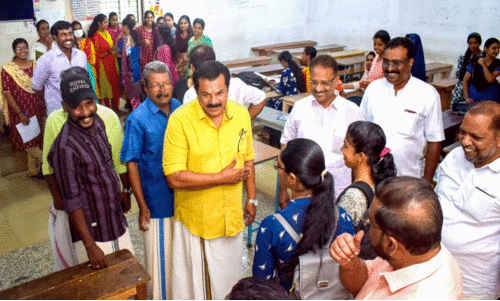 വിദ്യാർഥികളും തൊഴിലാളികളും മുകേഷിന് സ്വീകരണം നൽകി വിദ്യാർഥികളും തൊഴിലാളികളും മുകേഷിന് സ്വീകരണം നൽകി