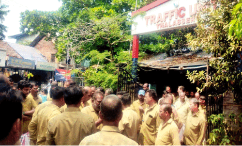 ഓ​ട്ടോ​ക​ൾ​ക്ക് പി​ഴ; പ്ര​തി​ഷേ​ധ​വു​മാ​യി ഡ്രൈ​വ​ർ​മാ​ർ