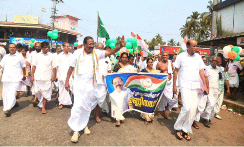 റോഡിൽ തിളങ്ങി സ്ഥാനാർഥികൾ