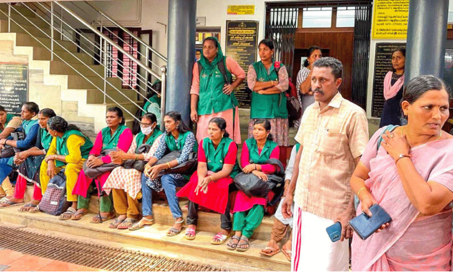 ഹരിതകർമ സേനാംഗങ്ങൾക്ക് ശമ്പളം നൽകിയില്ല; പഞ്ചായത്ത്​ പ്രസിഡന്‍റിനെ ഓഫിസിനുള്ളിൽ തടഞ്ഞുവച്ചു