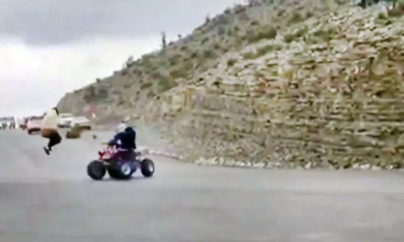 അശ്രദ്ധമായി വാഹനമോടിക്കൽ; ബൈക്ക് യാത്രികൻ പിടിയിൽ അശ്രദ്ധമായി വാഹനമോടിക്കൽ; ബൈക്ക് യാത്രികൻ പിടിയിൽ