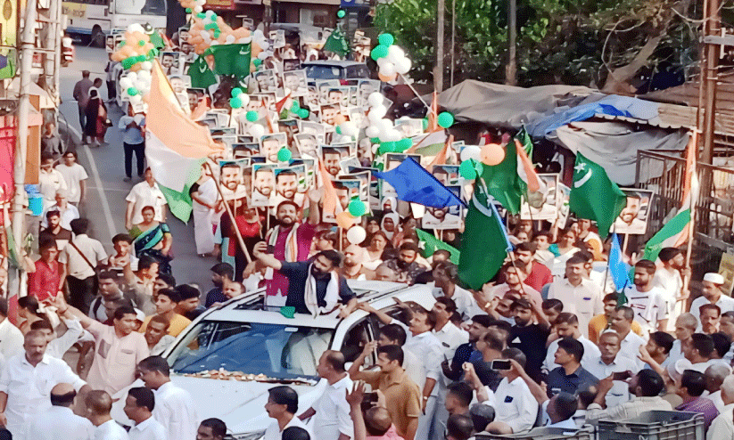 ഷാ​ഫി പ​റ​മ്പി​ലി​ന് ത​ല​ശ്ശേ​രി​യി​ൽ ഊ​ഷ്മ​ള സ്വീ​ക​ര​ണം