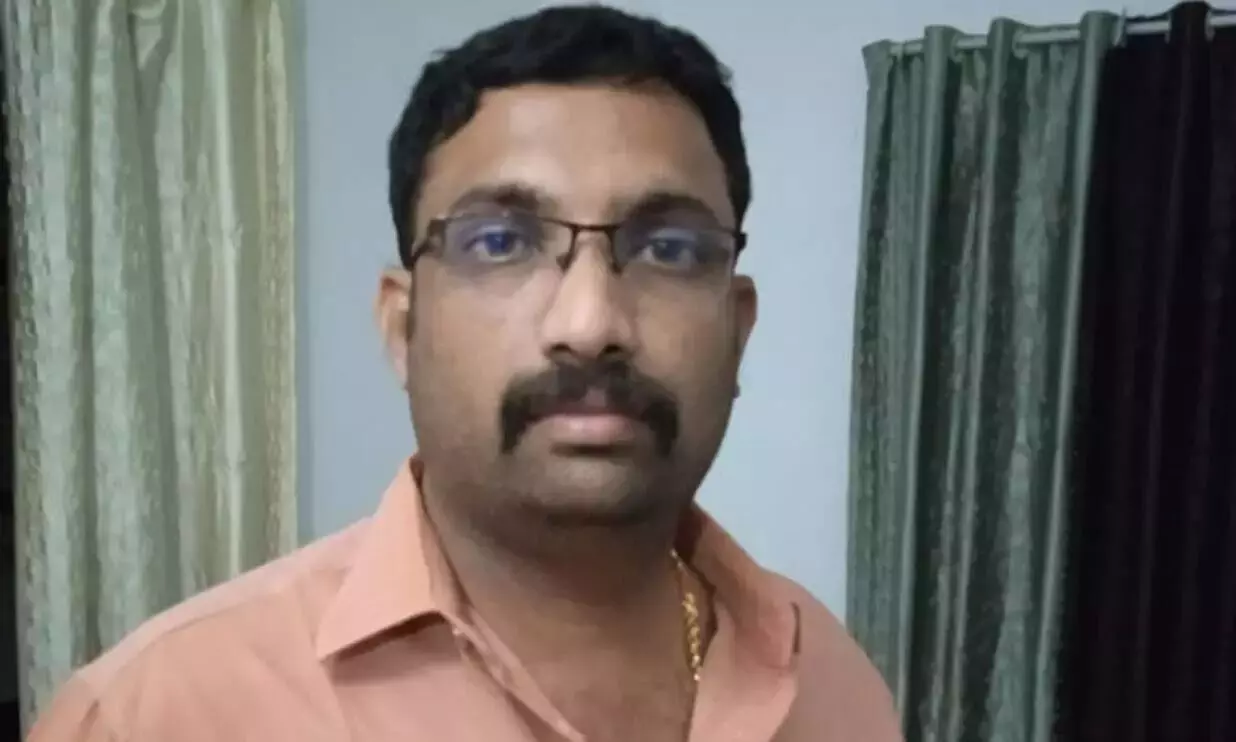 സുപ്രീം കോടതി ജഡ്ജ് ചമഞ്ഞ് തട്ടിപ്പ് നടത്താൻ ശ്രമിച്ചയാൾ അറസ്റ്റിൽ സുപ്രീം കോടതി ജഡ്ജ് ചമഞ്ഞ് തട്ടിപ്പ് നടത്താൻ ശ്രമിച്ചയാൾ അറസ്റ്റിൽ