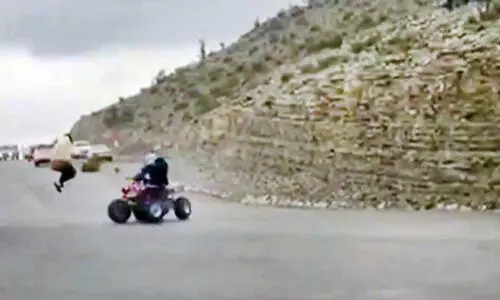 അ​ശ്ര​ദ്ധ​മാ​യി വാ​ഹ​ന​മോ​ടി​ക്ക​ൽ​; ബൈ​ക്ക് യാ​ത്രി​ക​ൻ പി​ടി​യി​ൽ