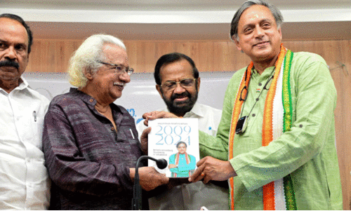 ജനസേവനത്തിന്റെ സഫലമായ 15 വര്‍ഷങ്ങള്‍; വികസനരേഖ പുറത്തിറക്കി ശശി തരൂര്‍