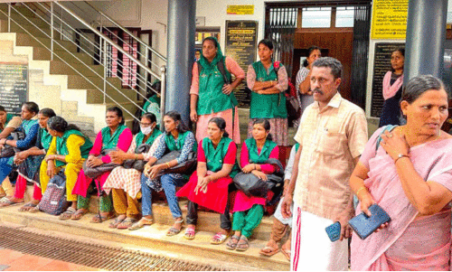 ഹരിതകർമ സേനാംഗങ്ങൾക്ക് ശമ്പളം നൽകിയില്ല; പഞ്ചായത്ത്​ പ്രസിഡന്‍റിനെ ഓഫിസിനുള്ളിൽ തടഞ്ഞുവച്ചു