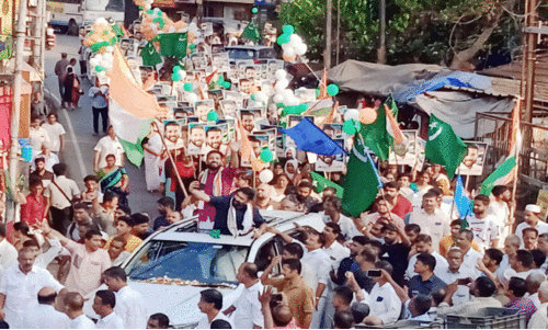 ഷാഫി പറമ്പിലിന് തലശ്ശേരിയിൽ ഊഷ്മള സ്വീകരണം ഷാഫി പറമ്പിലിന് തലശ്ശേരിയിൽ ഊഷ്മള സ്വീകരണം