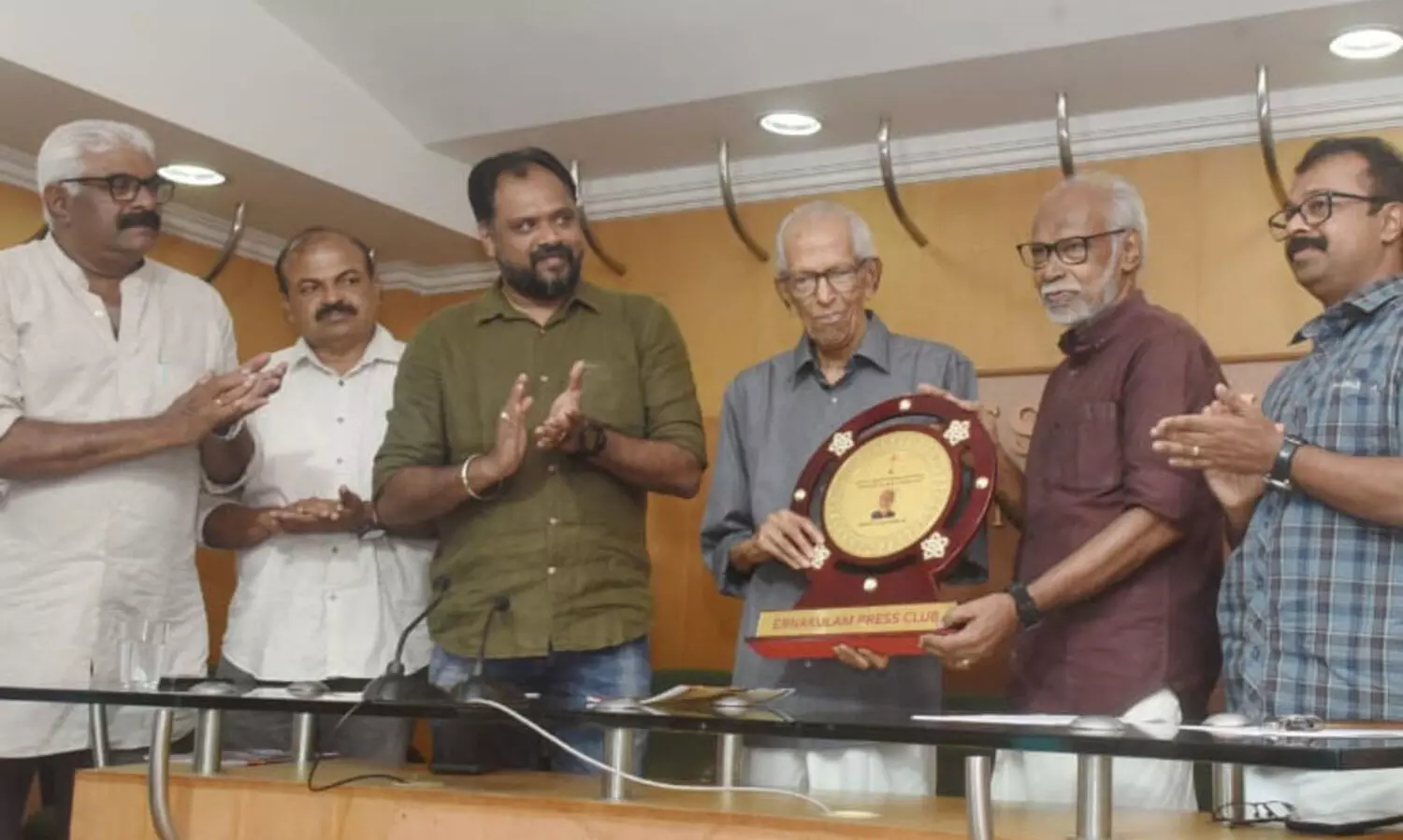 പത്ര പ്രവർത്തകർ സമൂഹവുമായി നല്ല ബന്ധമുള്ളവരാകണമെന്ന് പ്രഫ.എം.കെ സാനു