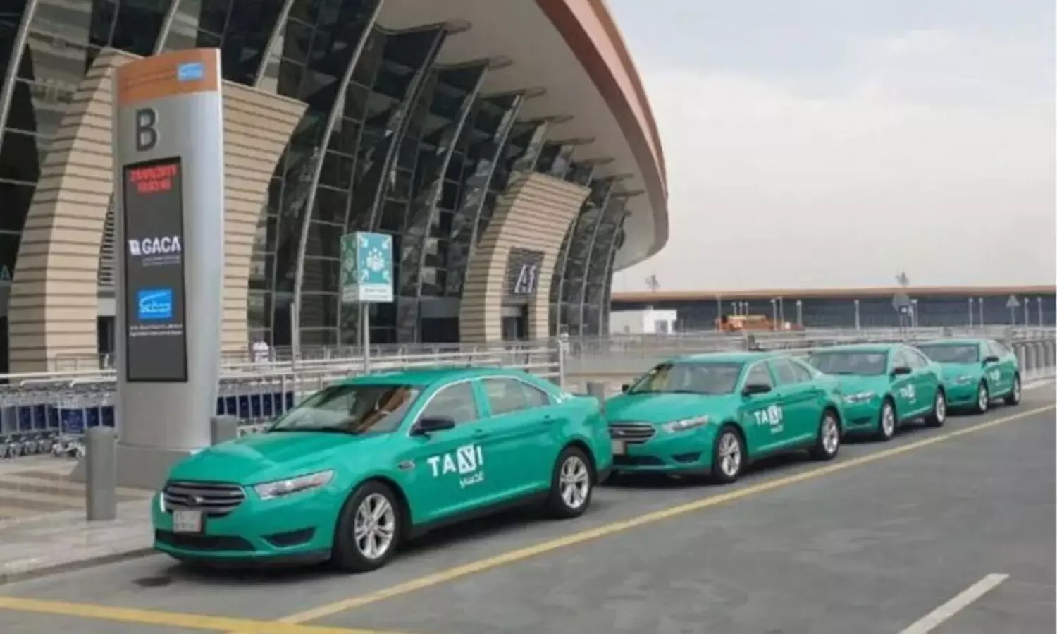 പൊതുഗതാഗത അതോറിറ്റിയുടെ മുന്നറിയിപ്പ്:​ എയർപ്പോർട്ടുകളിൽനിന്ന്​ ടാക്​സി പെർമിറ്റില്ലാതെ യാത്രക്കാരെ കയറ്റിയാൽ​ 5000 റിയാൽ പിഴ