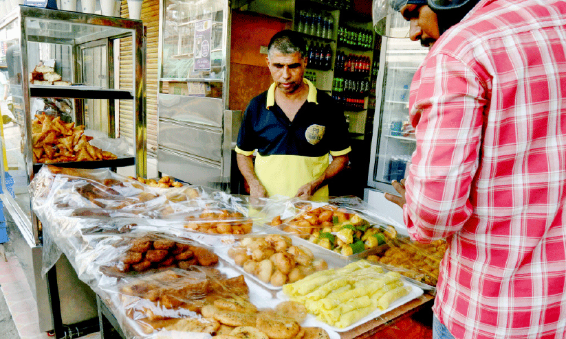 പലഹാരക്കടകളിലൊന്ന് പലഹാരക്കടകളിലൊന്ന്