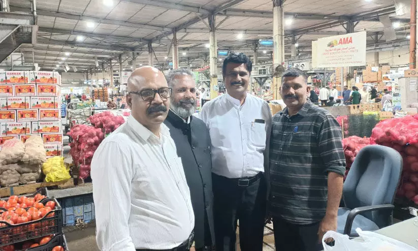 ബി.​ജെ.​പി ക​ർ​ഷ​ക​മോ​ർ​ച്ച    നേ​താ​വ് സെ​ൻ​ട്ര​ൽ മാ​ർ​ക്ക​റ്റ്    സ​ന്ദ​ർ​ശി​ച്ചു