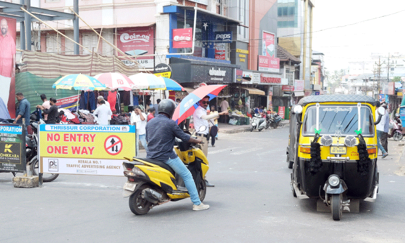 പോസ്റ്റ് ഓഫിസ് റോഡിൽ വീണ്ടും വൺവേ; വലഞ്ഞ് യാത്രികർ പോസ്റ്റ് ഓഫിസ് റോഡിൽ വീണ്ടും വൺവേ; വലഞ്ഞ് യാത്രികർ