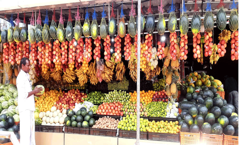 ചൂ​ടും റ​മ​ദാ​നും; പൊ​ടി പൊ​ടി​ച്ച് പ​ഴ​വി​പ​ണി