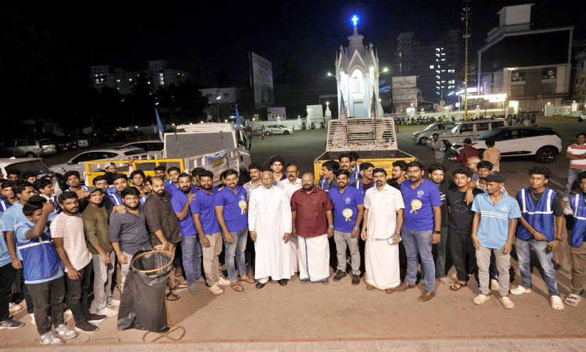 പാ​ല​യൂ​ർ തീ​ർ​ഥാ​ട​ന​ത്തി​ലും തേ​വ​രു​ടെ മ​കീ​ര്യം പു​റ​പ്പാ​ടി​ലും​ പ​ങ്കെ​ടു​ത്ത് സു​നി​ൽ​കു​മാ​ർ