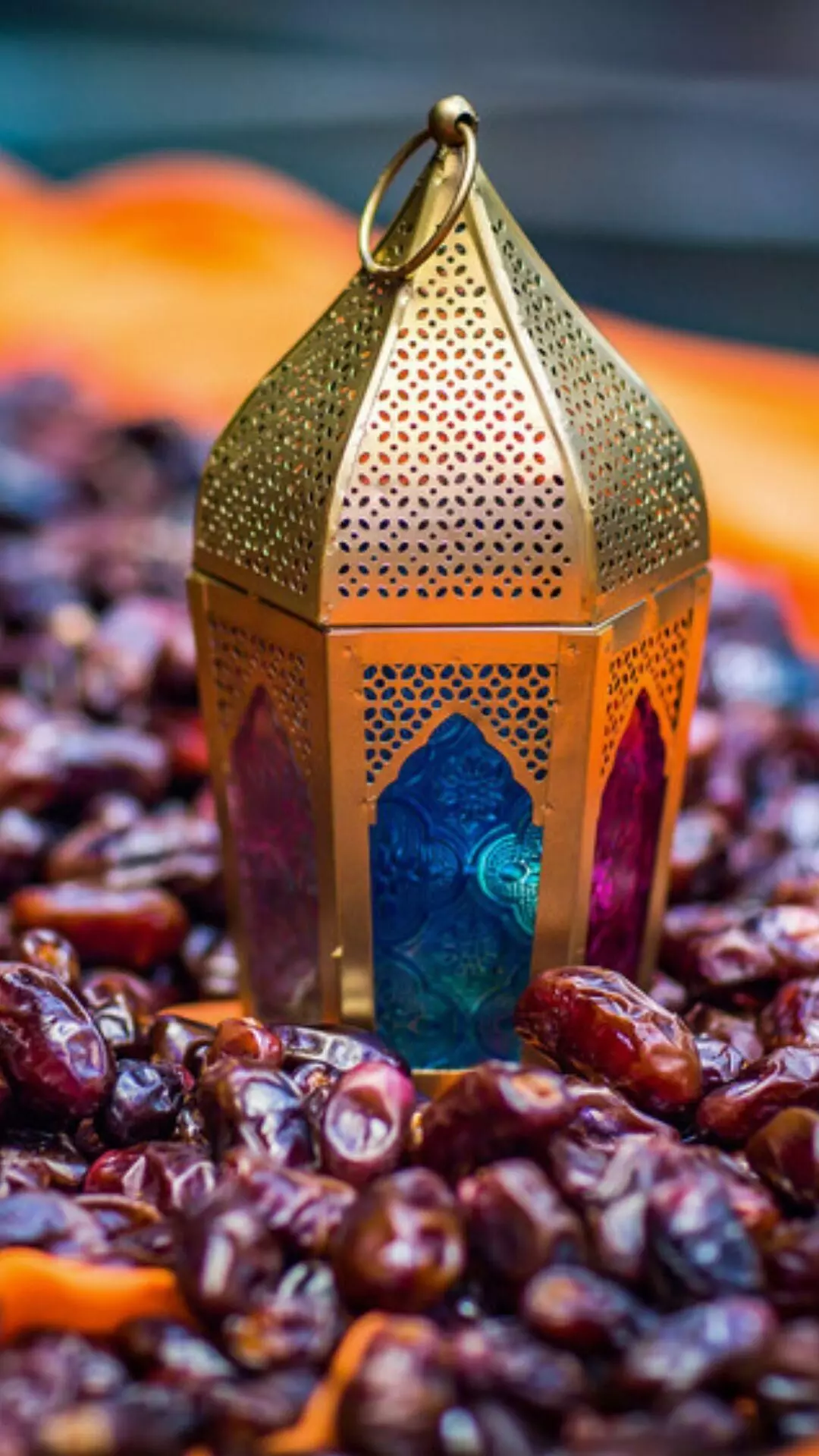 ramadan lamp and dates