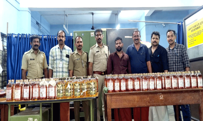 ഭൂമിക്കടിയിൽ രഹസ്യ അറ; 275 കുപ്പി മാഹി മദ്യവുമായി യുവാവ് പിടിയിൽ