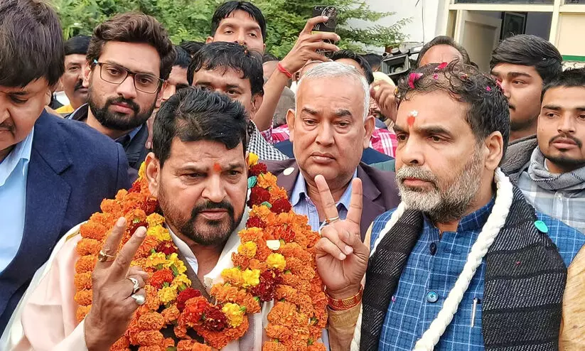 ബ്രിജ്ഭൂഷണിന്റെ കൂട്ടാളികൾക്ക് വീണ്ടും ഗുസ്തി ഫെഡറേഷൻ ഭരണം; അഡ്ഹോക് കമ്മിറ്റി പിരിച്ചുവിട്ടു