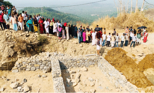 നാട്ടുകാർ ഒന്നടങ്കമെത്തി; തലക്ക് മുകളിലെ ഭീകരത കാണാൻ
