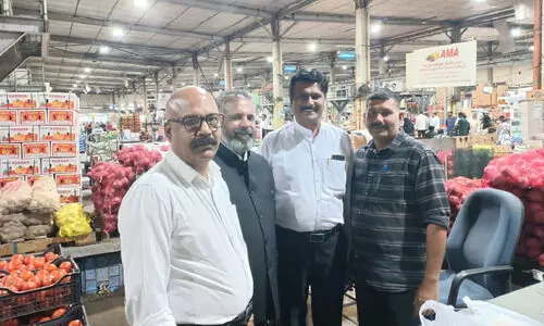 ബി.​ജെ.​പി ക​ർ​ഷ​ക​മോ​ർ​ച്ച    നേ​താ​വ് സെ​ൻ​ട്ര​ൽ മാ​ർ​ക്ക​റ്റ്    സ​ന്ദ​ർ​ശി​ച്ചു