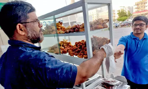 റ​മ​ദാ​ൻ വി​പ​ണി കൈ​യ​ട​ക്കി എ​ണ്ണ​ക്ക​ടി​ക​ൾ