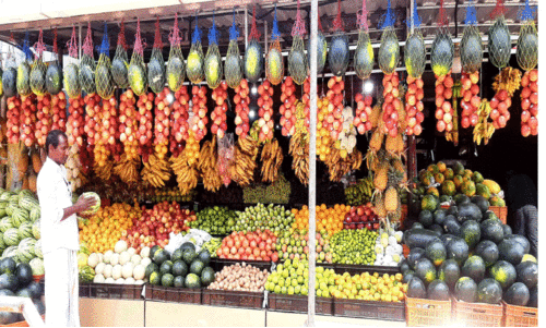 ചൂ​ടും റ​മ​ദാ​നും; പൊ​ടി പൊ​ടി​ച്ച് പ​ഴ​വി​പ​ണി